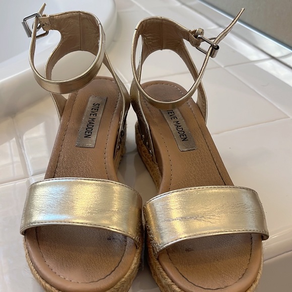 Gold sandal - Picture 2 of 3